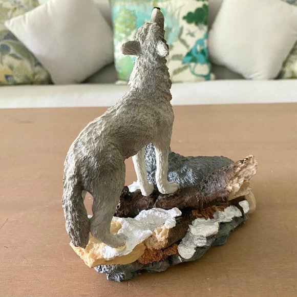 Howling And Sitting Wolves Figurine Sculpture - Picture 6 of 12